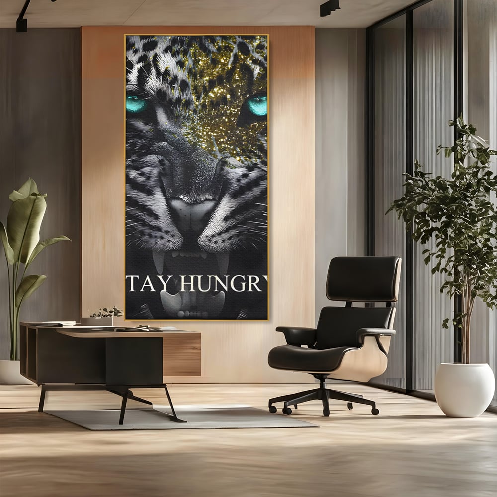 Tablou canvas cu tablou canvas cu leu fioros, in rama de aluminiu auriu, pe perete intr-un birou
